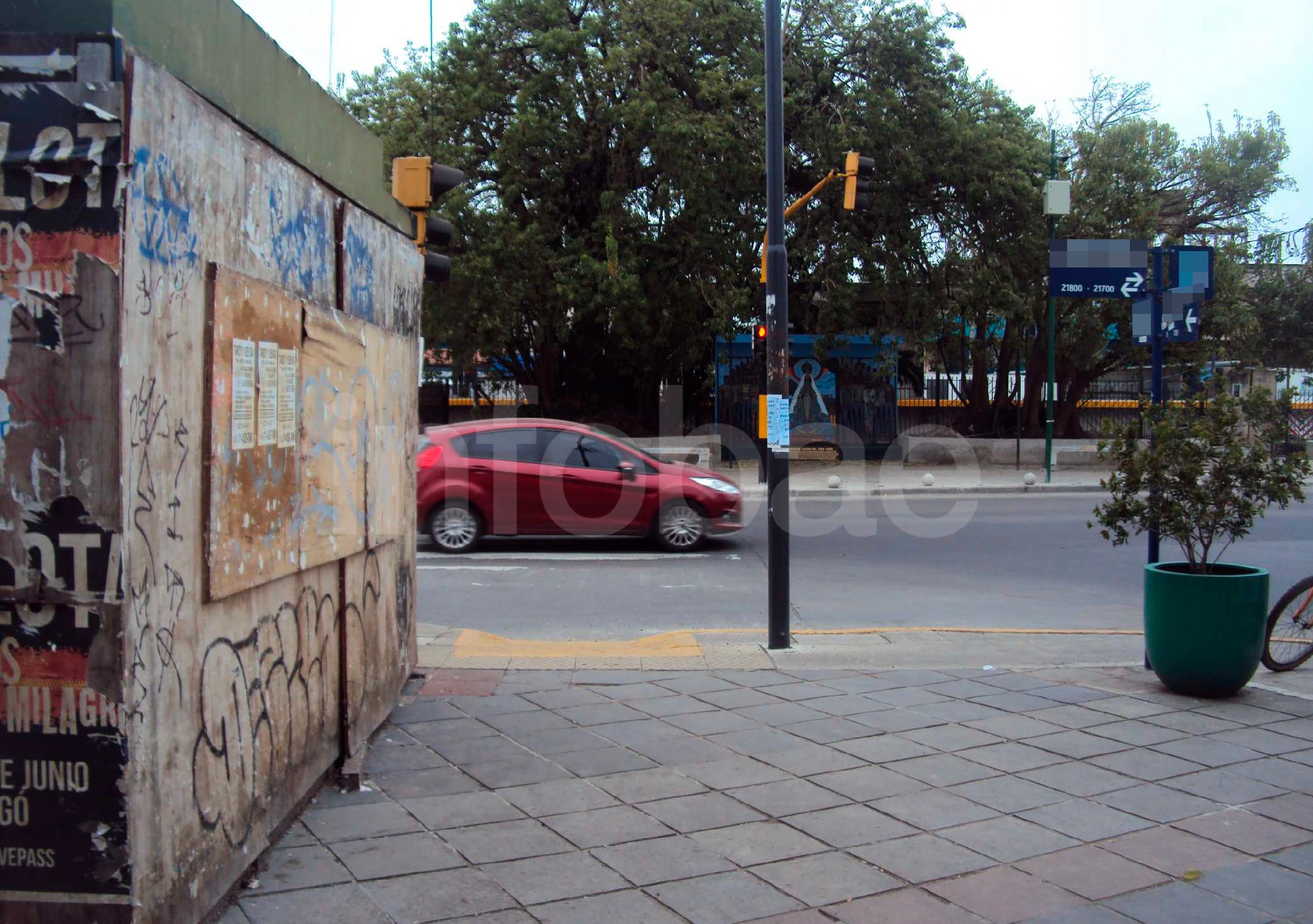 La vecina denunció que cayó por varios escalones de un túnel peatonal el 20 de abril de 2017 y sufrió una fractura en el hombro derecho. Imagen del informe pericial. (Poder Judicial)