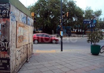 Se fracturó un hombro al caerse en las escaleras de un túnel peatonal: la Justicia culpó al municipio, pero le quitó parte de la indemnización