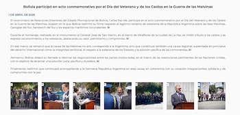 Múltiples miniaturas muestran un acto conmemorativo al aire libre; se ven grupos de personas, algunos oradores en un podio y asistentes vestidos de civil y militares