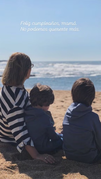 Goyi, madre de Sara Carbonero, con sus nietos en una imagen de redes sociales