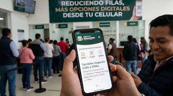 Primer plano de manos sosteniendo un smartphone con la app del Banco del Bienestar abierta; al fondo, clientes en fila en una sucursal y un banner verde.