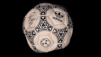 Subastan la pelota con la que Maradona anotó sus históricos goles ante Inglaterra en México 86: el millonario precio base
