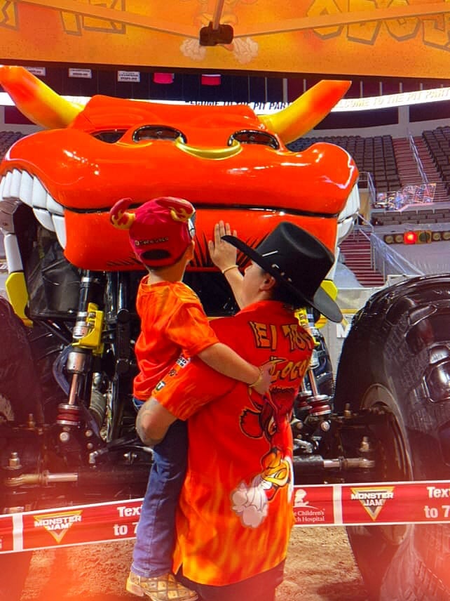 Jay tiene un botón para que salga humo por las fosas nasales de este