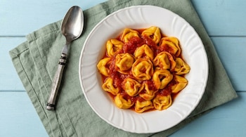 Un plato de tortellini recién