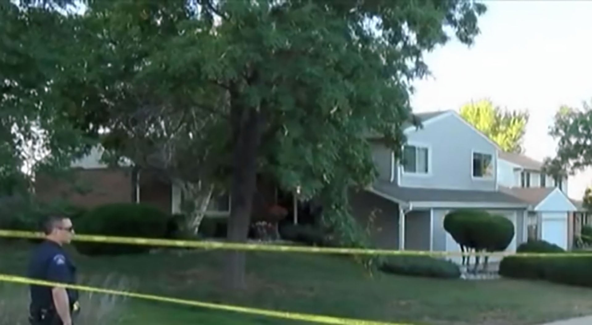 La Policía en la parte exterior de la casa en la que Isabella Guzmán asesinó a su madre