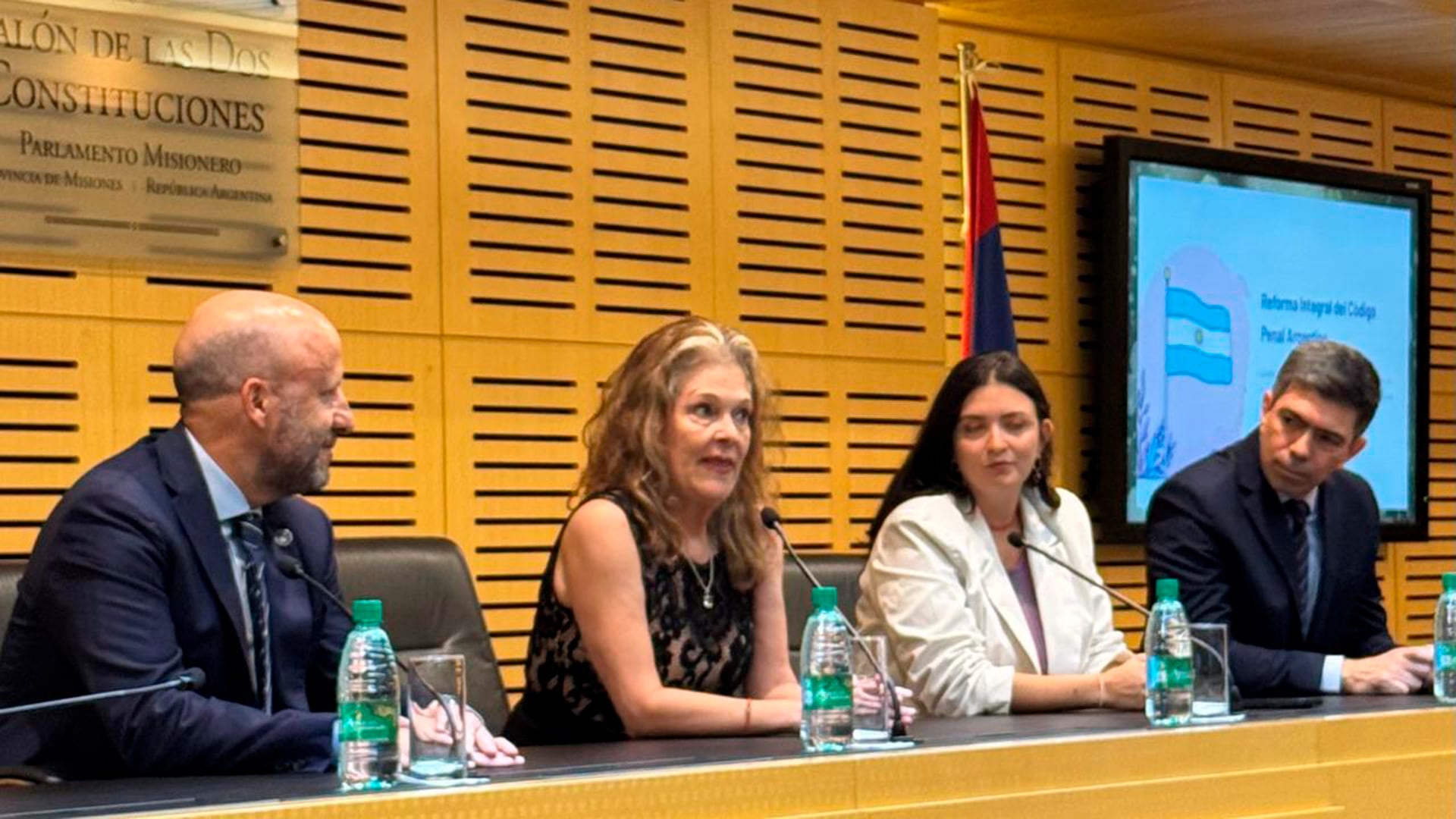 l juez de la Cámara Federal de Casación Penal, Mariano Borinsky junto a las autoridades provinciales durante la presentación del proyecto de Código Penal en la Cámara de Representantes de Misiones