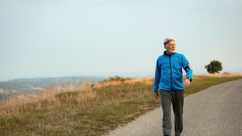 Caminar rápido o durante mucho tiempo: este es el mejor método para personas mayores de 60 años