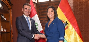 Los mandatarios de Perú y Bolivia, Keiko Fujimori y Rodrigo Paz, en su primer encuentro el 28 de julio en Lima, Perú, tras la posesión de la presidenta.