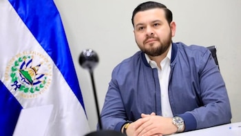 El excomisionado salvadoreño y su asistente reciben penas tras comprobarse cohecho en contratos públicos