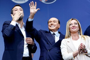 Berlusconi junto a a la
