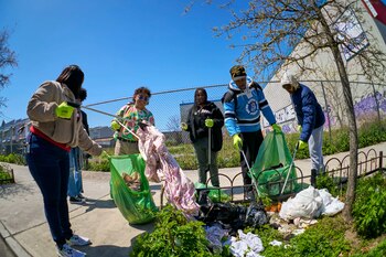 Residentes y voluntarios participan en jornadas de limpieza barrial, retirando basura acumulada en veredas y espacios públicos, en una muestra del creciente compromiso comunitario con el entorno urbano.