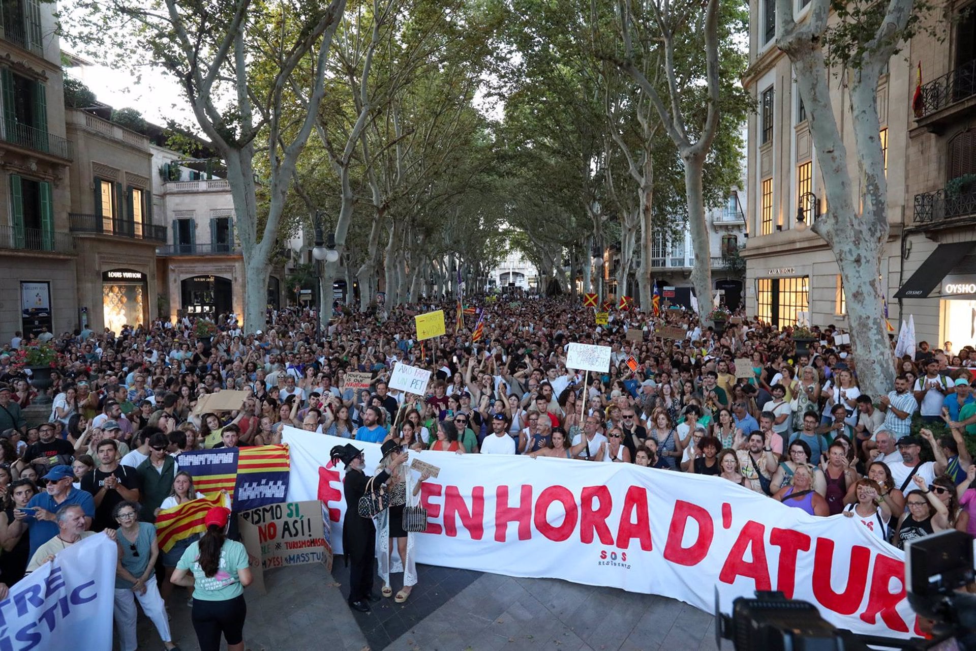 Decenas de personas durante una manifestación anti turística, en el Parc de ses Estacions, a 21 de julio de 2024, en Mallorca (Tomàs Moyà - Europa Press)