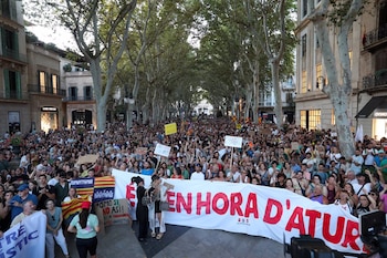 Decenas de personas durante una manifestación anti turística, en el Parc de ses Estacions, a 21 de julio de 2024, en Mallorca (Tomàs Moyà - Europa Press)