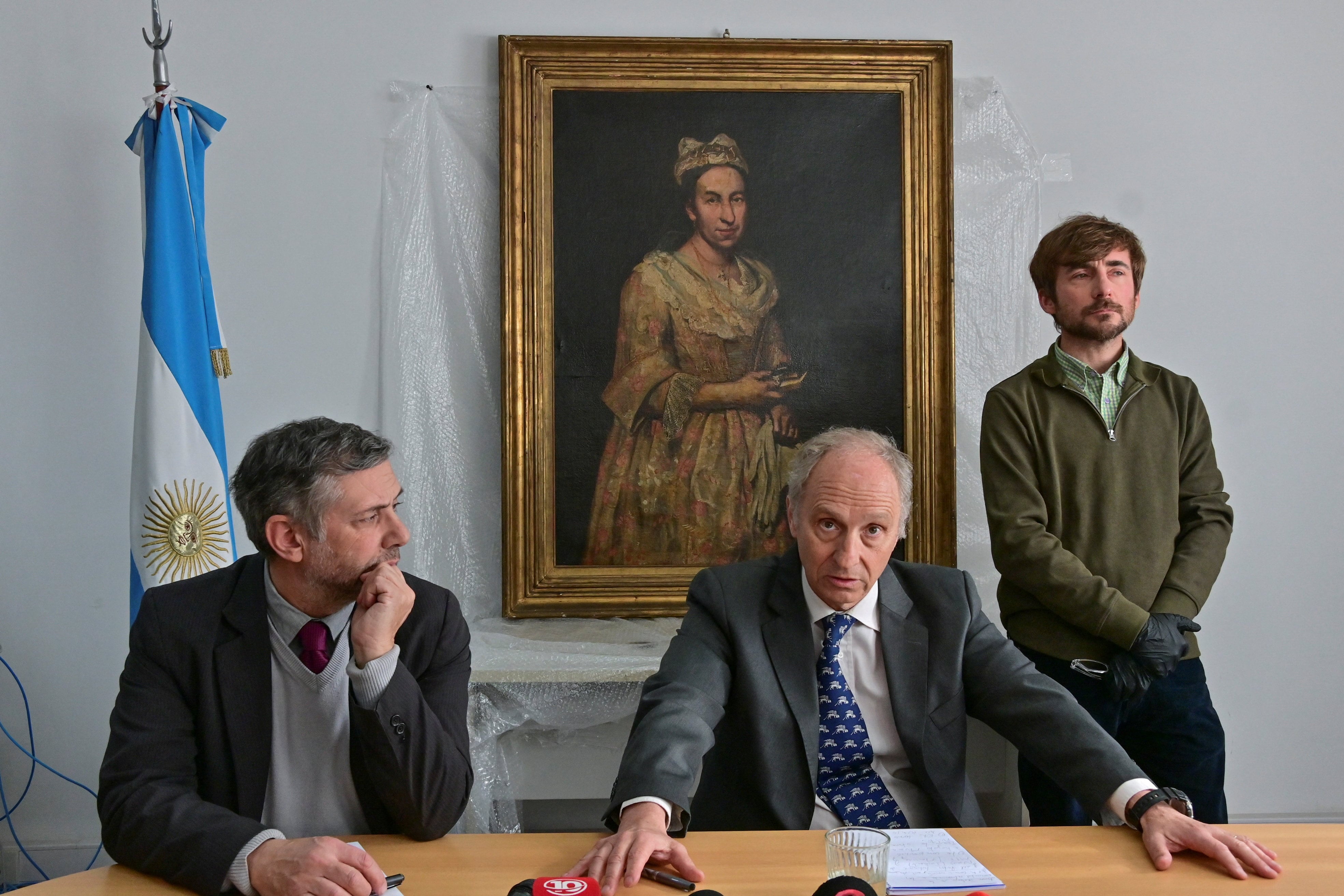 El fiscal federal general de Mar del Plata, Daniel Adler, escucha mientras el fiscal adjunto Carlos Martínez se dirige a los medios junto al curador Ariel Bassano (Reuters/Jose Scalzo)