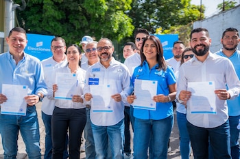 Ernesto Castro, presidente de la Asamblea Legislativa, acude a la sede partidaria para inscribirse como precandidato a diputado por San Salvador. (Foto cortesía)