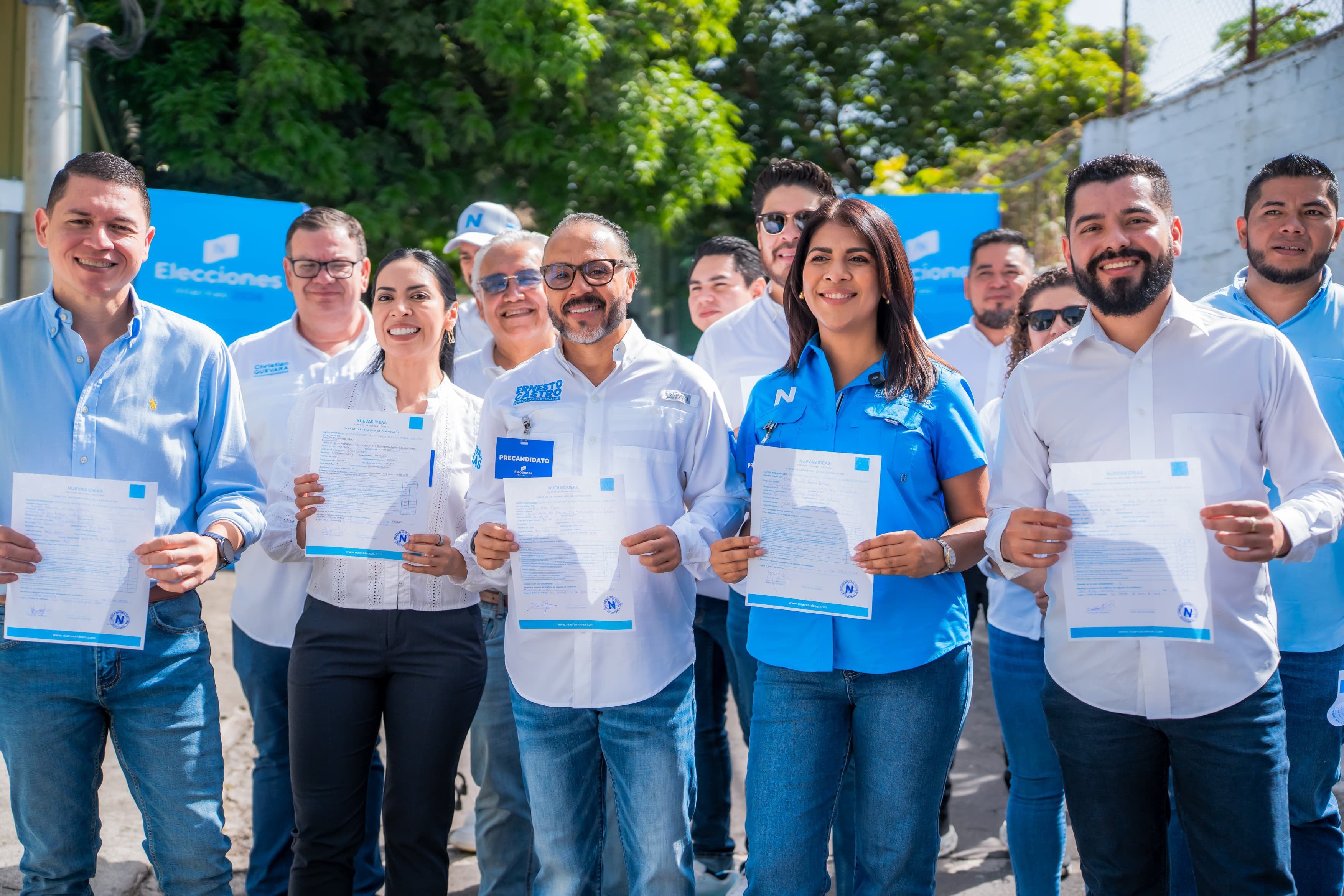 Ernesto Castro, presidente de la Asamblea Legislativa, acude a la sede partidaria para inscribirse como precandidato a diputado por San Salvador. (Foto cortesía)