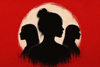Tres siluetas negras de perfiles femeninos frente a un círculo claro sobre un fondo rojo con textura desgastada.