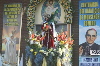 El Nazareno de Ilobasco, adornado con flores de coyol, recorre el Vía Crucis gracias al trabajo de los creyentes. (Cortesía: Jesús en El Salvador)