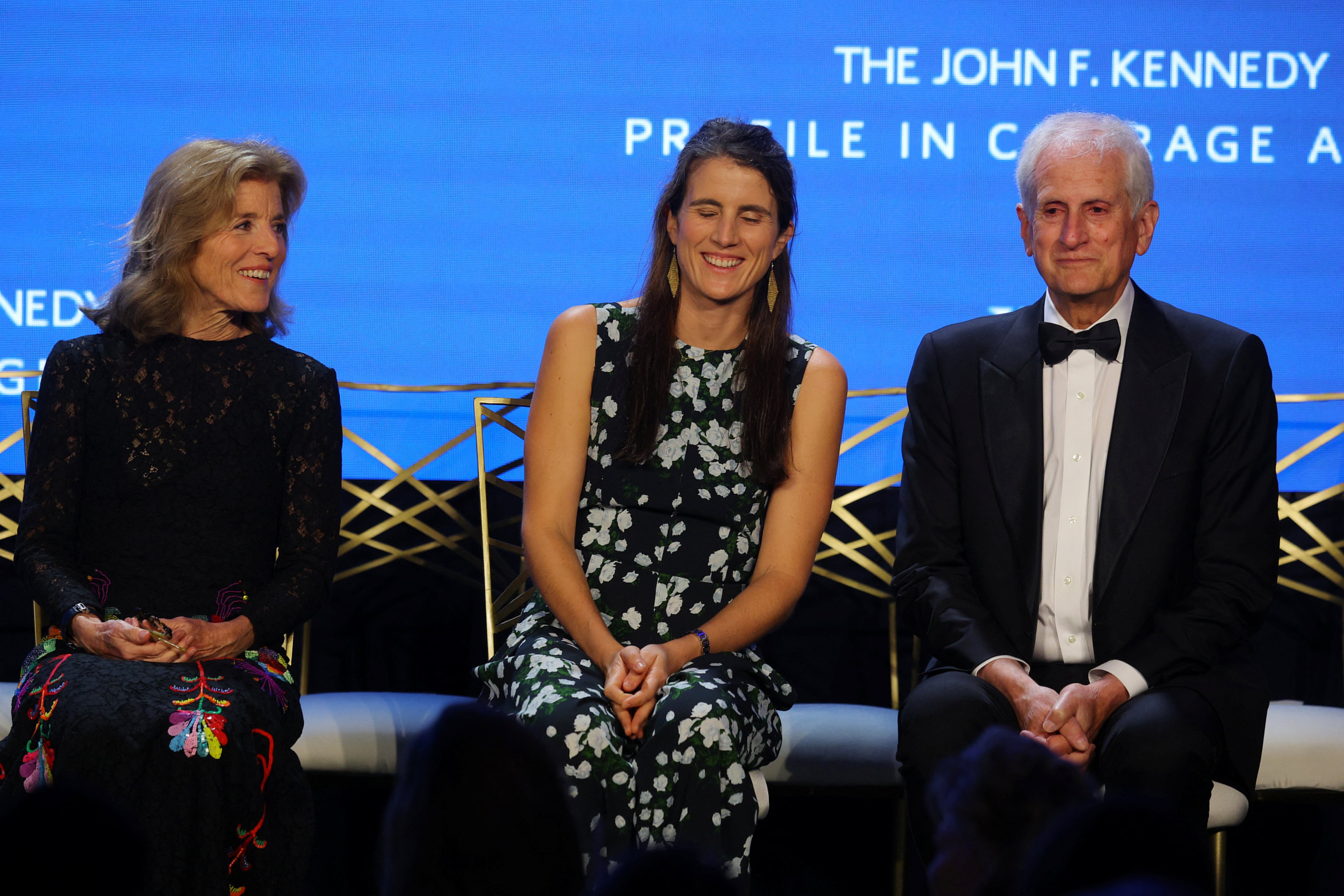 Caroline Kennedy, Edwin Schlossberg y su hija Tatiana durante la entrega del premio Profile in Courage 2023 en la Biblioteca JFK de Boston. Foto: REUTERS/Brian Snyder