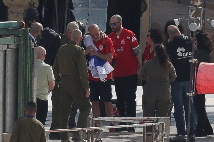 El rehén argentino-israelí Iair Horn, liberado y retenido en Gaza desde el mortal ataque del 7 de octubre de 2023, como parte de un alto el fuego y un acuerdo de intercambio de rehenes y prisioneros entre Hamas e Israel, abandona un helicóptero en el Centro Médico Sourasky (Ichilov) en Tel Aviv, Israel, el 15 de febrero de 2025. REUTERS/Ronen Zvulun