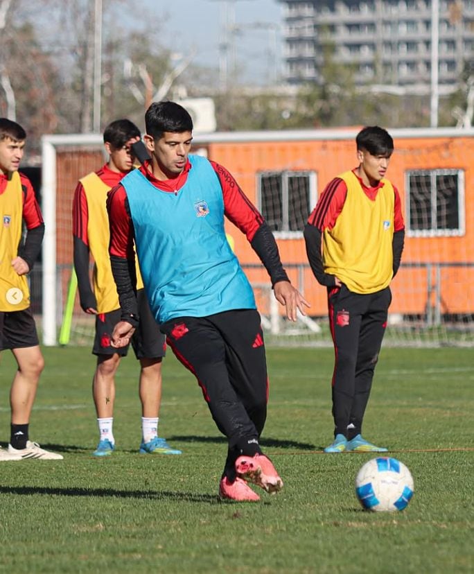 El volante de Alianza Lima aprovechó el receso competitivo para regresar a Macul, donde entrenó junto al plantel juvenil y recibió un cálido reconocimiento del club albo. (Colo Colo Fútbol Joven)