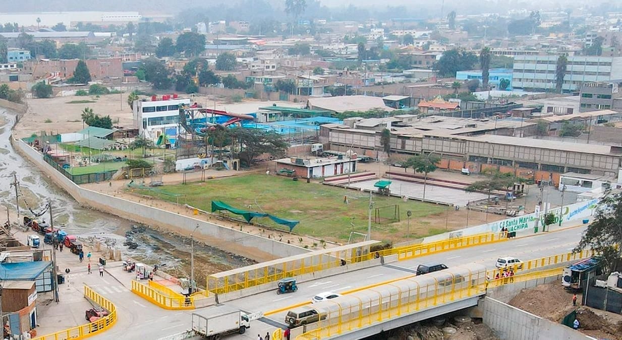 Canal del río Huaycoloro es usado como 'vía expresa' por decenas de conductores al este de Lima