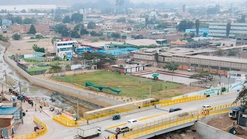 Canal del río Huaycoloro es usado como 'vía expresa' por decenas de conductores al este de Lima