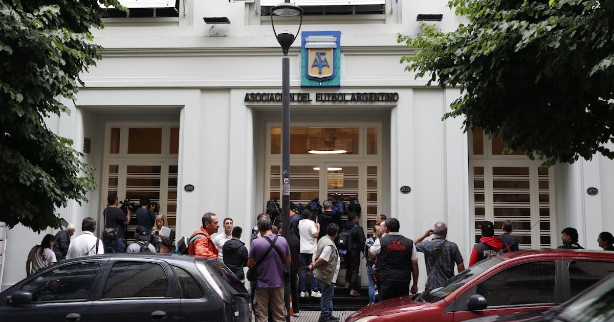 La AFA responde con dureza a las críticas del Gobierno y defiende la gestión de Tapia