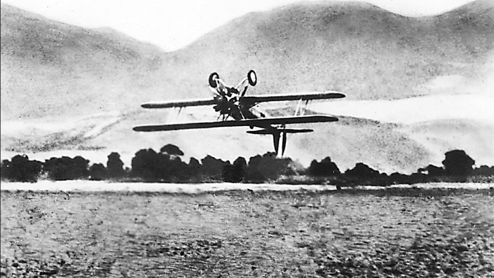 Quiñones nació para volar alto: su acto heroico en 1941 al estrellar su nave contra posiciones enemigas lo convirtió en símbolo de la aviación militar peruana. (Andina)