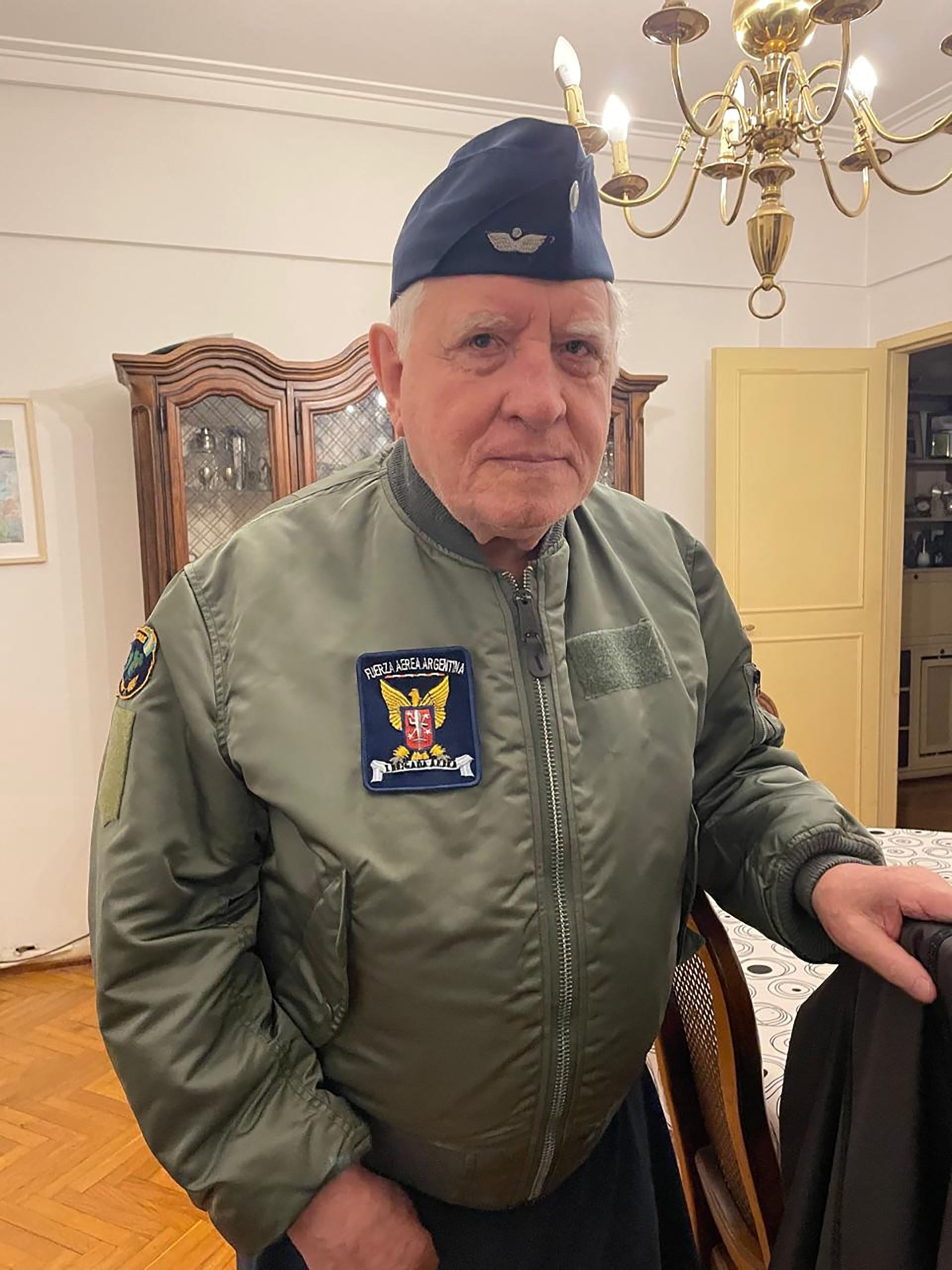 El padre de la actriz, un veterano de la Guerra de Malvinas, posa con orgullo luciendo su chaqueta y gorra de la Fuerza Aérea Argentina en un emotivo homenaje (Instagram)