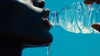 Todos los beneficios de dejar las bebidas con azúcar y aumentar el consumo de agua natural