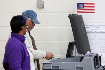Un votante ejerce su derecho