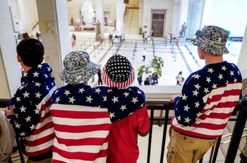 Un grupo de turistas observa