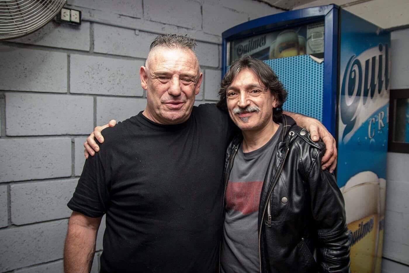 El fallecido caudillo del heavy metal nacional junto a su amigo, el artista plástico Santiago Raffo, luego de un show en Groove, Palermo: