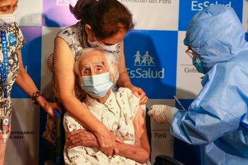 Una mujer mayor es vacunada