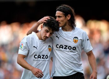 Cavani consuela a Diego López