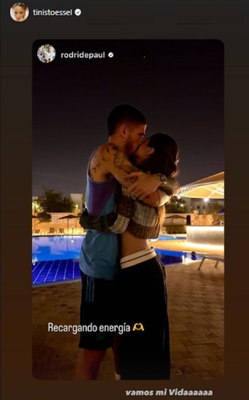 El romántico beso con el