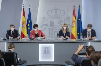 28-12-2021 (I-D) El ministro de Agricultura, Pesca y Alimentación, Luis Planas; la ministra Portavoz, Isabel Rodríguez; la vicepresidenta segunda y ministra de Trabajo y Economía Social, Yolanda Díaz, y el ministro de Inclusión, Seguridad Social y Migraciones, José Luis Escrivá, comparecen tras la reunión del Consejo de Ministros en Moncloa, a 28 de diciembre de 2021, en Madrid (España). El Consejo de Ministros ha aprobado hoy el Real Decreto-ley que reforma el mercado laboral tras el acuerdo que alcanzó el Gobierno con sindicatos y empresarios la víspera de Nochebuena y con el que se da cumplimiento al objetivo comprometido con Bruselas de tener lista la reforma laboral antes de finalizar 2021. La reforma pactada por el Ejecutivo y los agentes sociales, que entrará en vigor en unos días aunque se decida tramitar como proyecto de ley, toca varios aspectos del Estatuto de los Trabajadores, como la contratación y la negociación colectiva, y tiene entre sus principales objetivos la reducción de la elevada temporalidad en España.
ECONOMIA
EUROPA PRESS/A.Ortega.POOL - Europa Press