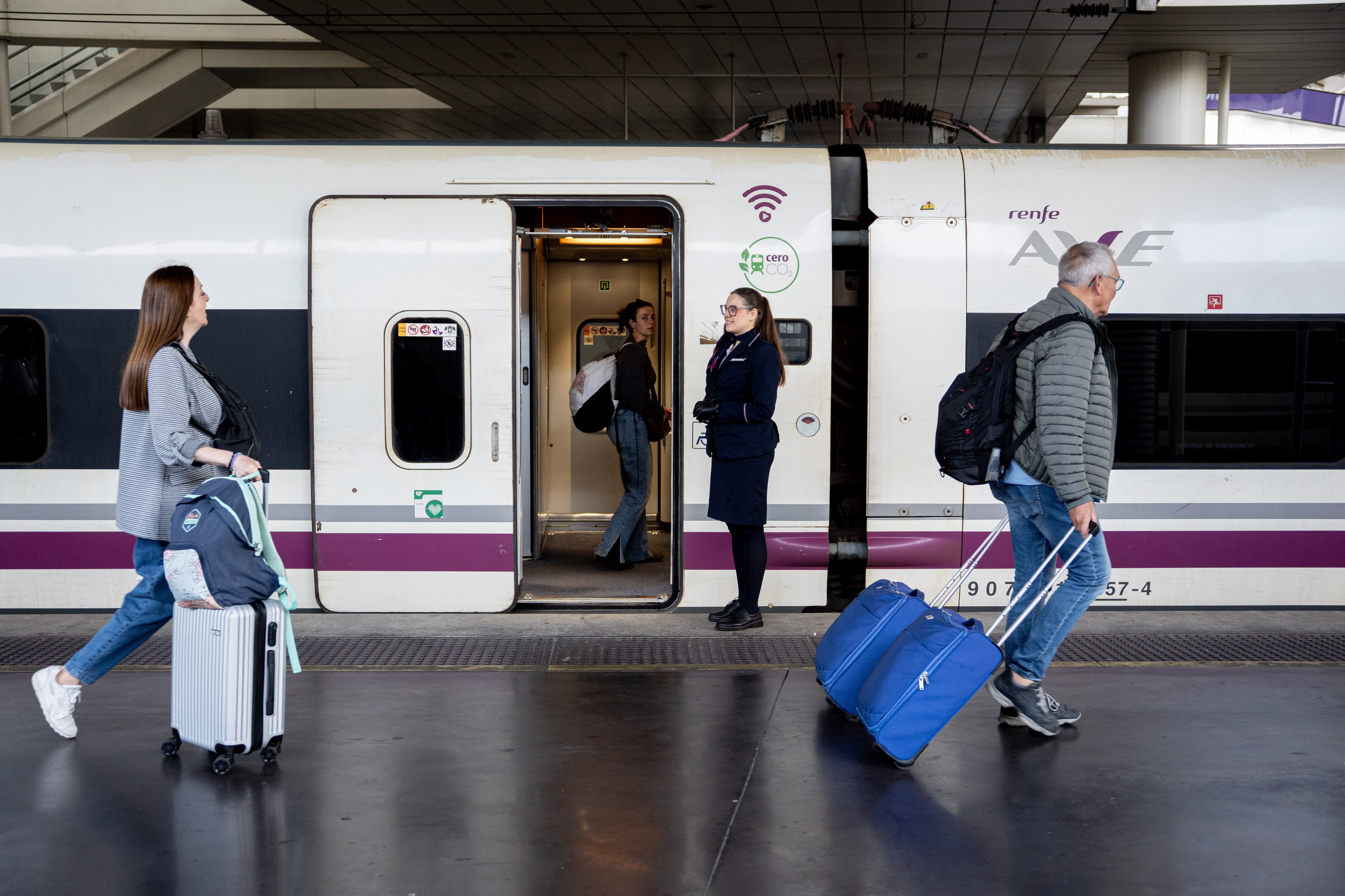 Pasajeros se suben a un tren AVE destino Málaga que sale de la estación de Atocha, a 30 de abril de 2026, en Madrid (Gabriel Luengas / Europa Press)