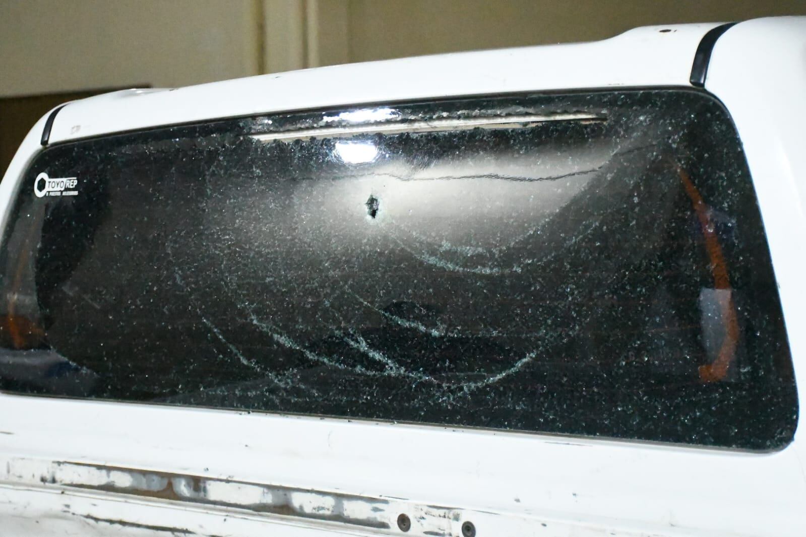 Un orificio de bala en una de las camionetas