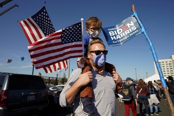 Un hombre con su hijo
