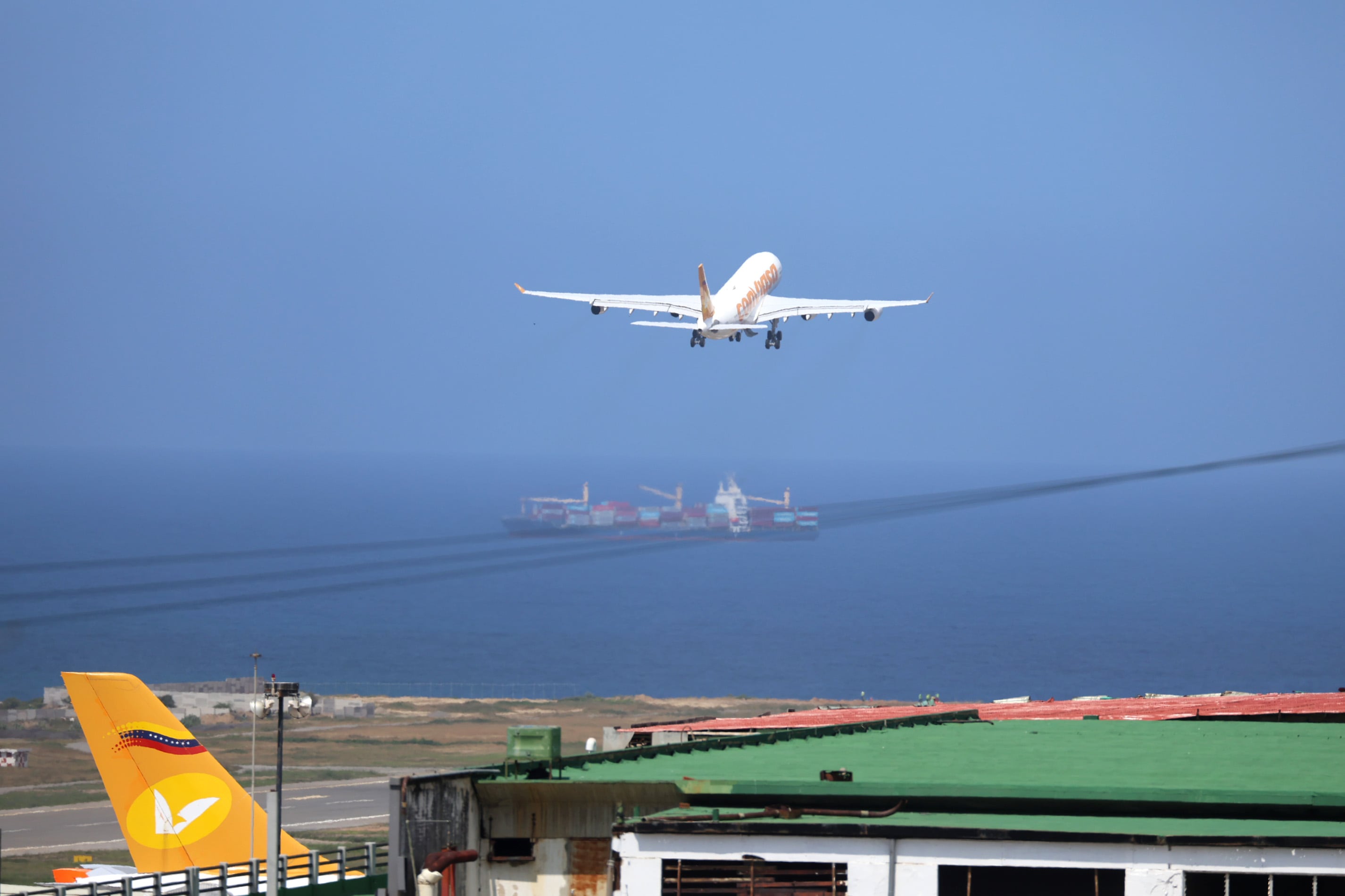 Fotografía que muestra el despegue de un Airbus de Conviasa en el aeropuerto Simón Bolívar de Maiquetía durante su reactivación este martes (EFE/Miguel Gutiérrez)