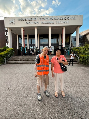 Con su esposa, frente a la Tecnológica de Tucumán. Ella siempre lo alentó a retomar la carrera