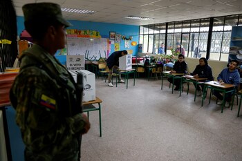 Un militar custodia un centro