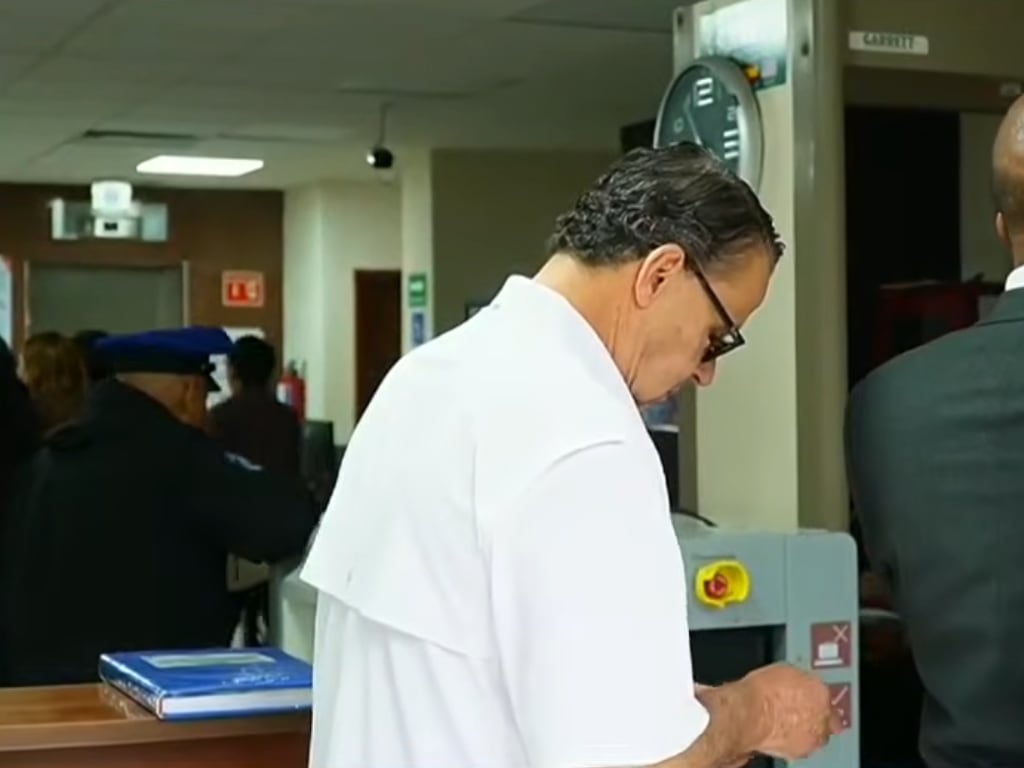 Alfredo Adame e Infante acudieron el jueves 8 de octubre ante las autoridades judiciales por el proceso por presunta discriminación. (YouTube: Sale el Sol)