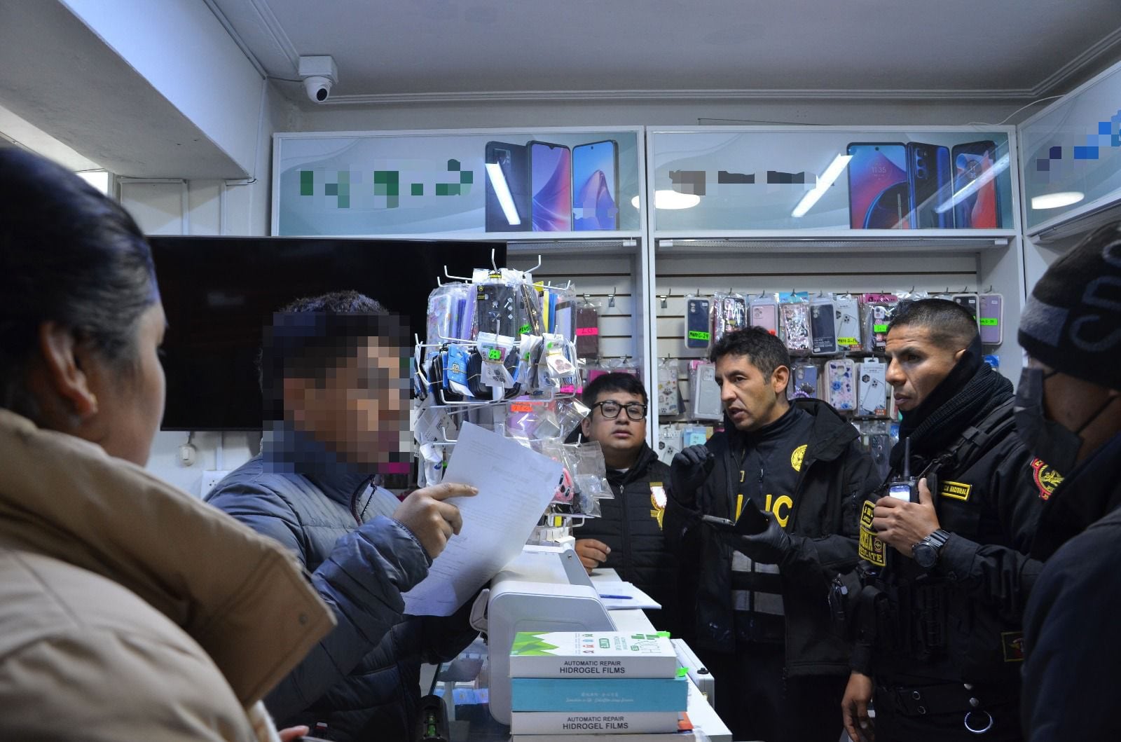 Agentes de la Fiscalía y la Policía Nacional participan en la intervención de un local en el marco de la operación contra la organización criminal ‘Tecnológicos del Mantaro’ en Junín, que resultó en 16 detenciones. (Foto: Ministerio Público)