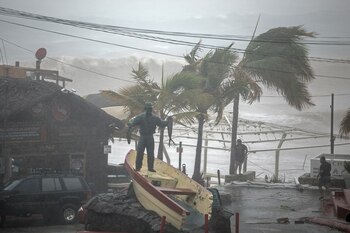 Las tormentas tropicales obtienen su energía de la condensación del aire húmedo en su núcleo cálido. (Foto: REUTERS / Fernando Castillo)