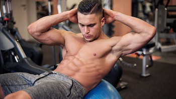 Los cinco ejercicios clave para marcar y fortalecer los abdominales