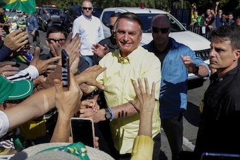 Jair Bolsonaro saluda a sus