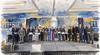 Ilustración de varias personas vestidas de gala sobre un escenario con trofeos y diplomas frente a un fondo del Premio Gerente del Año.